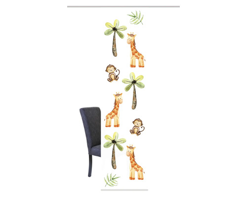 Wandsticker mit Dschungelmotiven wie Giraffen, Affen und Palmen neben einem Stuhl