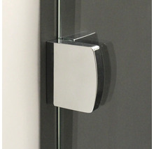 Detailansicht eines Duschkabinenbeschlags aus Metall