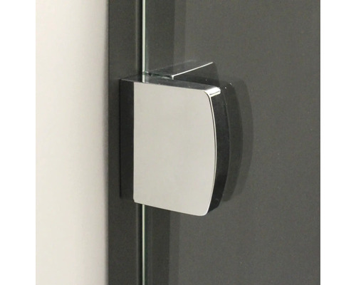 Detailansicht eines Duschkabinenbeschlags aus Metall