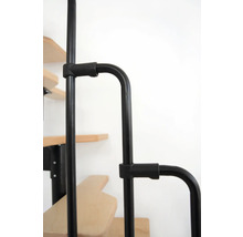 Detailaufnahme einer Wendeltreppe mit Holzstufen und schwarzem Geländer
