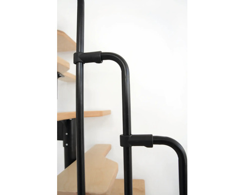 Detailaufnahme einer Wendeltreppe mit Holzstufen und schwarzem Geländer