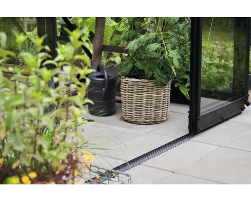 Szene mit Gewächshaus, Gießkanne und Pflanzen in einem Korb.