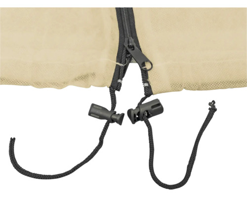 Detailaufnahme eines Reißverschlusses mit Kordelzug an einer Schutzhülle.