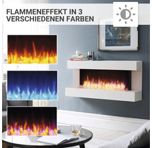 Elektrischer Kamin mit Flammen in drei verschiedenen Farben in einem hellen Wohnzimmer.