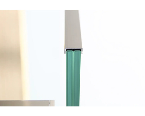 Detailansicht einer Glasscheibe mit Metalleinfassung.