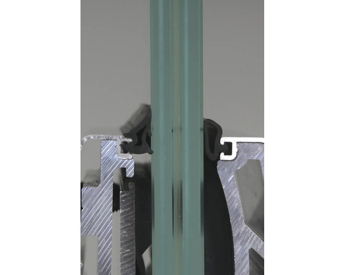 Detailansicht eines Fensterprofils mit Glas und Dichtung