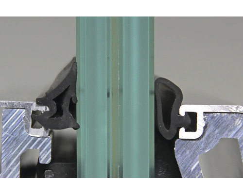 Detailaufnahme eines Glaspaneels mit Dichtung und Rahmenprofil.