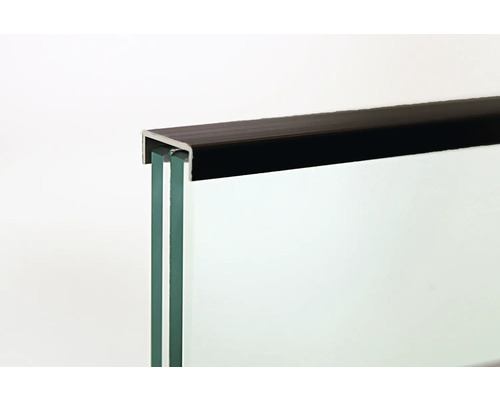 Detailaufnahme einer Glasscheibe mit Kantenschutzprofil