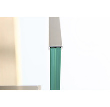 Detailansicht eines Glaspaneels mit Aluminiumprofil