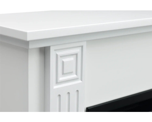 Detailansicht eines weißen Kaminsims mit dekorativen Elementen