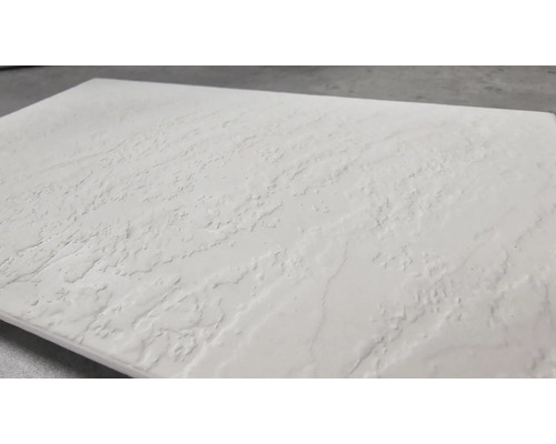 Weiße Wandfliese mit Marmorstruktur im Detail