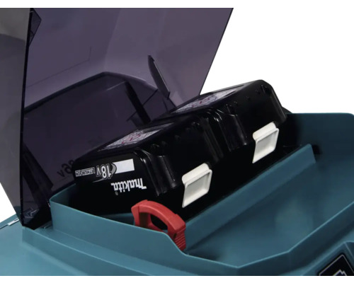 Makita Logo auf einem 18-Volt-Lithium-Ionen-Akku in einem Gerätefach