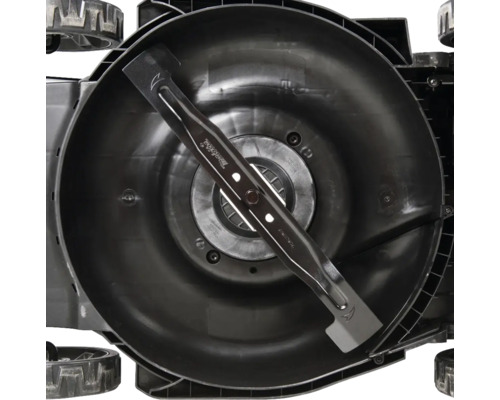 Detailaufnahme des Messerwerks eines Rasenmähers.