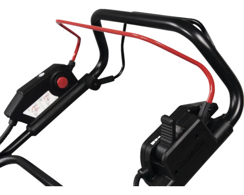 Detailansicht des Griffs eines Rasenmähers mit Bedienelementen