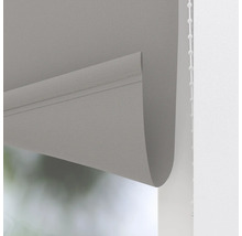 Graues Rollo mit Kettenzug zur Fensterdekoration