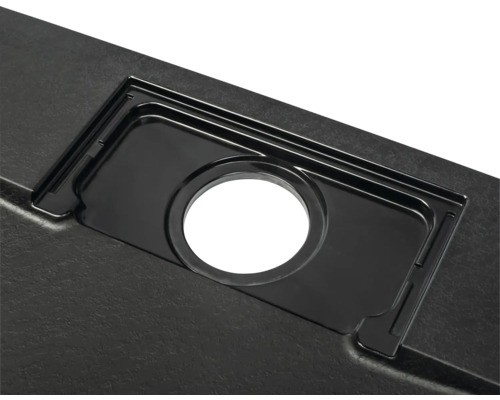 Detailansicht eines schwarzen Spülbeckens mit Ablaufgarnitur