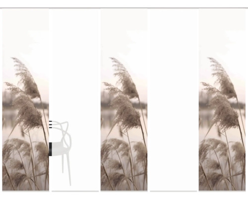 Dekoratives Sichtschutzrollo mit Schilfmotiv und weißem Stuhl