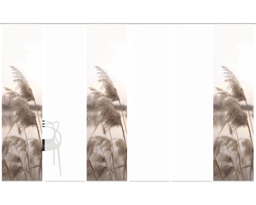 Raumszene mit dekorativen Schilfgräsern und einem weißen Designerstuhl