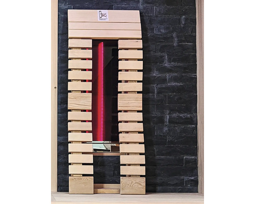 Infrarotkabine mit Holzverkleidung vor einer Steinwand