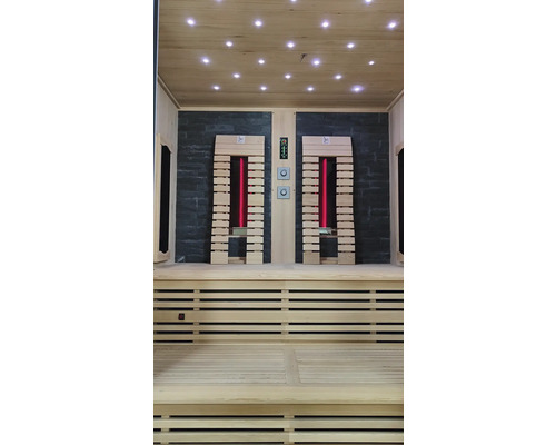 Innenansicht einer Sauna mit Holzelementen und Infrarotstrahlern