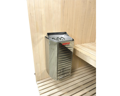 Sauna mit Saunaofen und Holzbänken