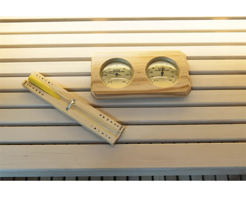 Sauna-Thermometer, Hygrometer und Sanduhr auf Holz