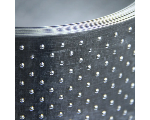 Metallband mit Noppenstruktur, Nahaufnahme