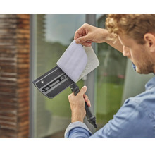 Mann befestigt ein Fensterwischerpad am Fensterwischer