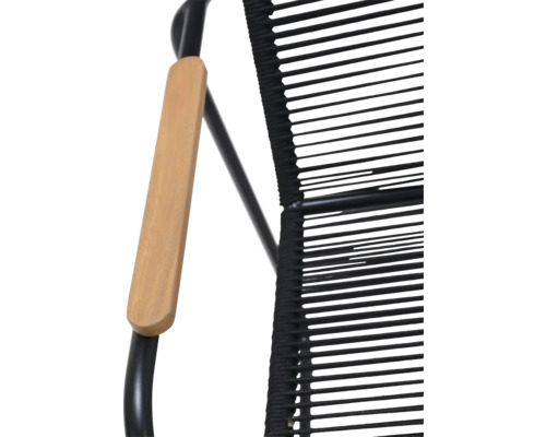 Detailansicht eines Sessels mit Armlehne aus Holz und einer Sitzfläche aus schwarzen Seilen