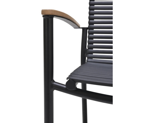 Detailansicht eines schwarzen Gartenstuhls mit Armlehne aus Holz