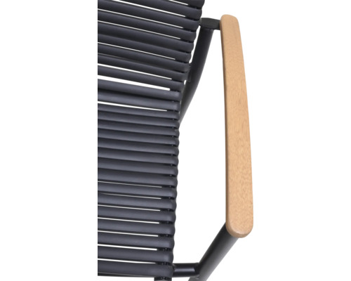 Detailansicht eines Stuhls mit Holzarmlehne und Sitzfläche aus Kunststoffbändern