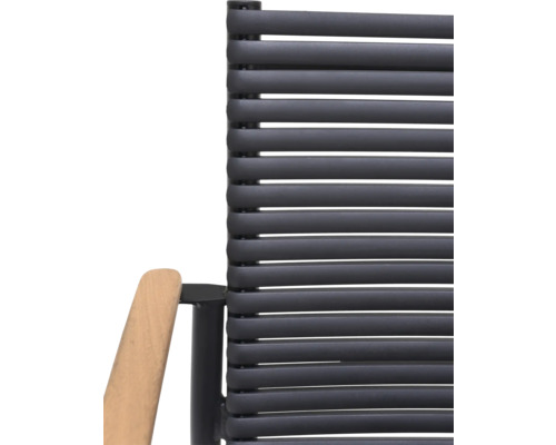 Detailansicht eines Gartenstuhls mit Holzarmlehne und Rückenlehne aus Kunststoffbändern