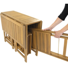 Gartentisch aus Holz mit ausklappbaren Stühlen