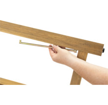 Detailaufnahme einer Person, die einen Metallstift in einen Holzrahmen einführt