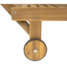 Detailansicht eines Liegestuhls aus Holz mit Rädern