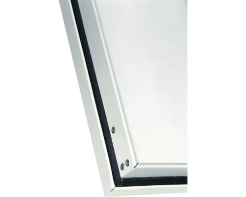 Detailansicht eines Aluminiumrahmens mit Dichtung und Schrauben