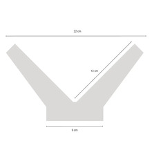 Abmessungen eines V-förmigen Produkts: 22 cm breit, 13 cm hoch, 9 cm Sockelbreite