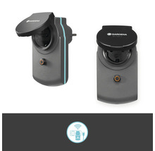 Zwei Gardena Smart Stromadapter mit aufklappbarem Deckel und Symbol für smarte Steuerung