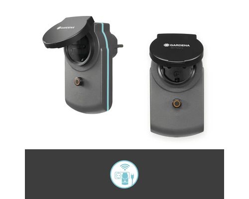 Zwei Gardena Smart Stromadapter mit aufklappbarem Deckel und Symbol für smarte Steuerung