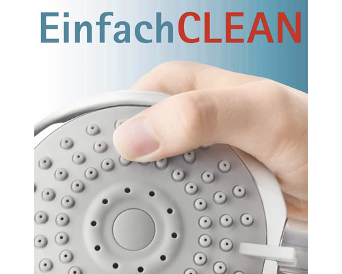 Eine Hand reinigt einen Duschkopf mit Anti-Kalk-Funktion