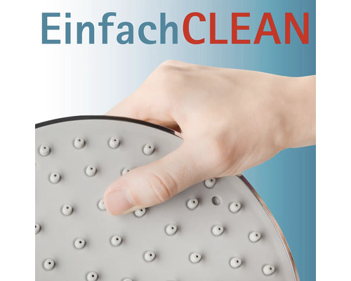 Hand reinigt Duschkopf mit Antikalkfunktion
