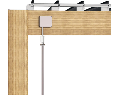 Detailansicht einer Jalousieaufhängung an einer Holzkonstruktion