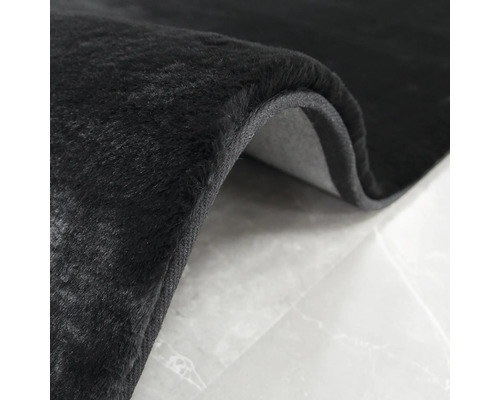 Detailansicht eines Teppichs mit hohem Flor