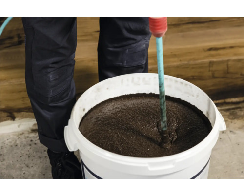 Mischen von Estrichmörtel im Eimer mit Rührwerk