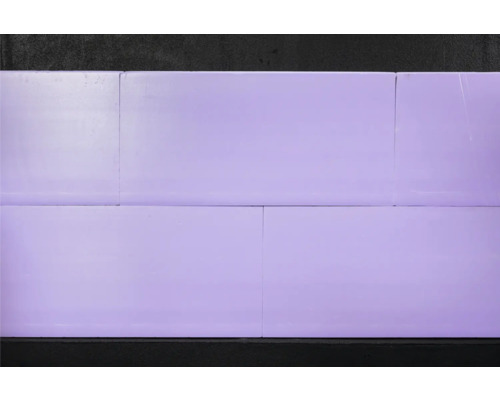 Violette Dämmplatten für die Wand