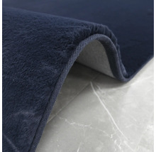 Detailaufnahme eines marineblauen Teppichs mit weicher Oberfläche