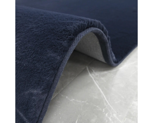 Detailaufnahme eines marineblauen Teppichs mit weicher Oberfläche