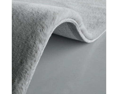 Detailaufnahme eines grauen Teppichs mit Flor