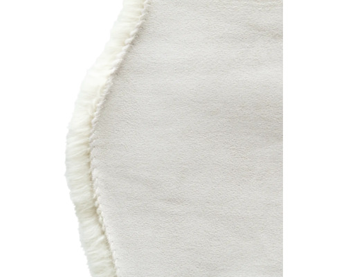 Detailansicht einer Teppichseite mit Fellrand