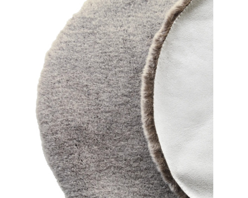 Grauer Teppich aus Schaffell